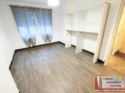 Спаваћа соба; дрвени под, природно светло