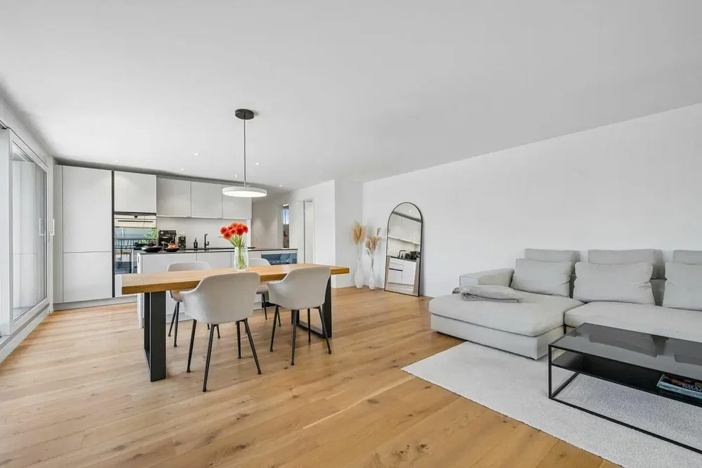Soggiorno; pavimento in legno, luce naturale, stile moderno