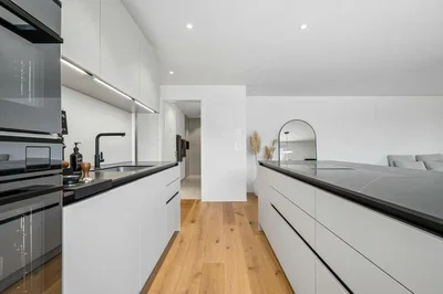 Cucina; elettrodomestici, pavimento in legno, luce naturale, stile moderno