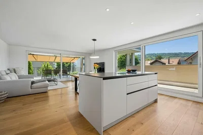 Soggiorno; pavimento in legno, luce naturale, stile moderno