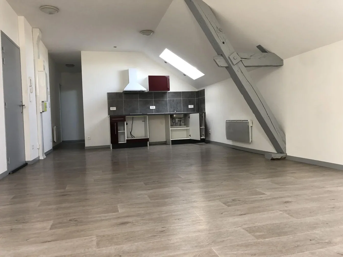 Kuchyně; dlažba, dřevěná podlaha, přirozené světlo