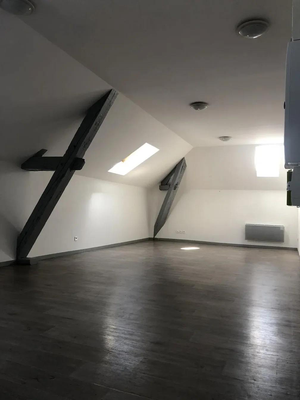 Dětský pokoj; dřevěná podlaha, přirozené světlo