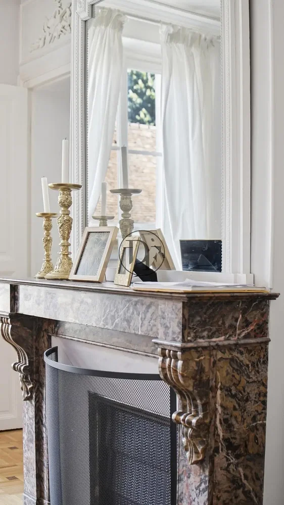 Salon; cheminée, parquet, lumière naturelle