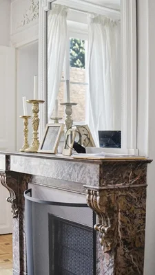 Salon; cheminée, parquet, lumière naturelle