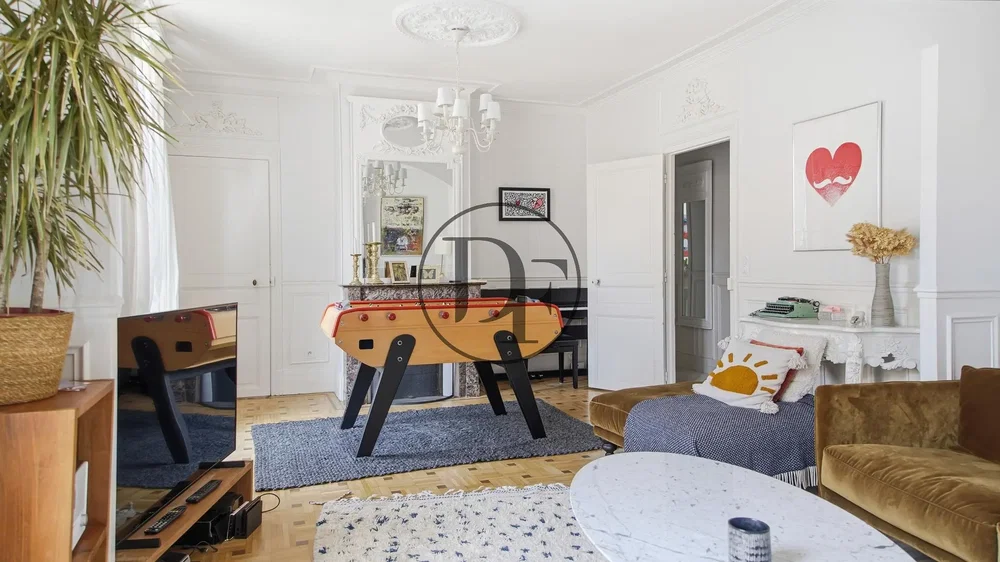 Salon; lumière naturelle, parquet, style moderne