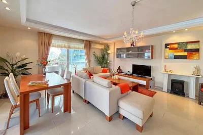 Oturma odası; fayans zemin, doğal ışık, şömine, modern stil