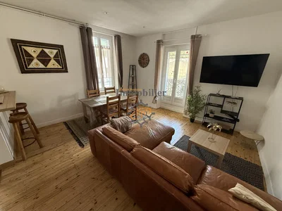Dnevna soba; drveni pod, prirodno svjetlo, moderni stil
