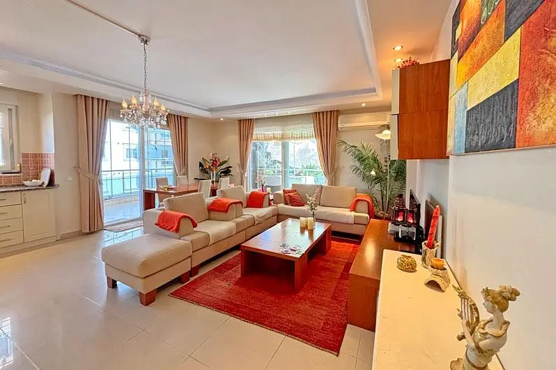 Oturma odası; doğal ışık, modern stil, fayans zemin