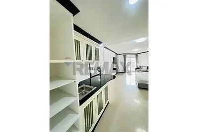 Kuchyňa; kuchynské spotrebiče, dlažba, prirodzené svetlo