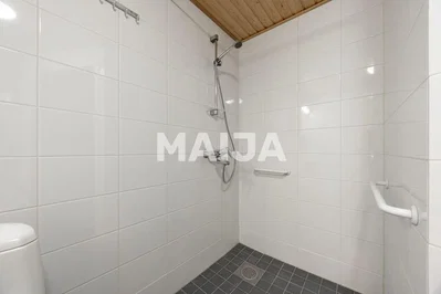 Toaleta; dlažba, dřevěné trámy