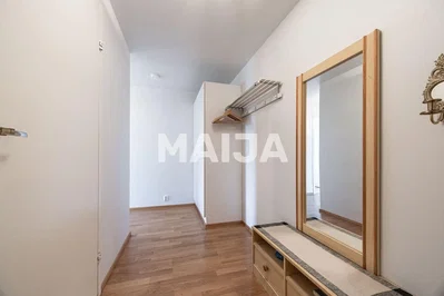 Šatna; dřevěná podlaha, přirozené světlo