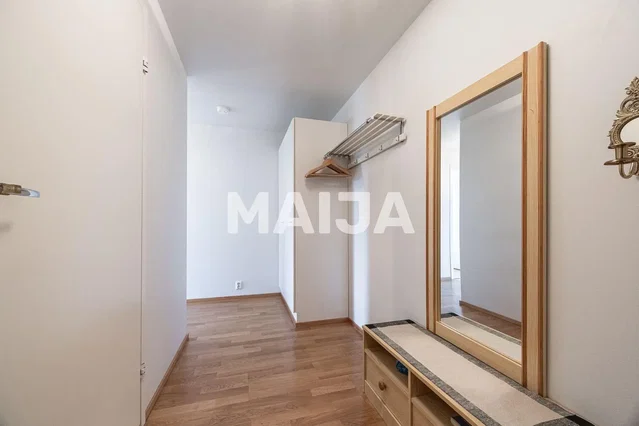 Šatna; dřevěná podlaha, přirozené světlo