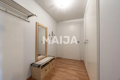 Šatna; dřevěná podlaha, přirozené světlo, po rekonstrukci
