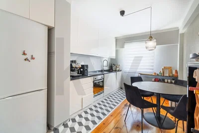 Küche; küchengeräte, holzboden, fliesenboden, tageslicht, moderner stil