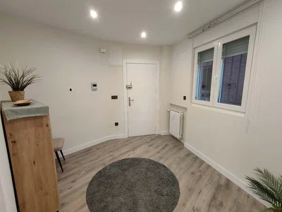 Wohnzimmer; holzboden, tageslicht