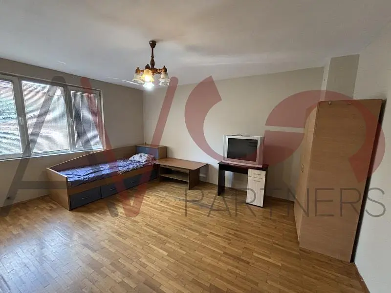Schlafzimmer; holzboden, tageslicht