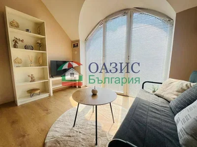 Living room; natural light, modern style, wood floor