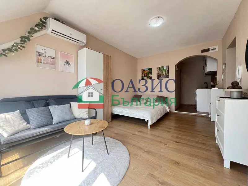 Living room; wood floor, natural light, modern style