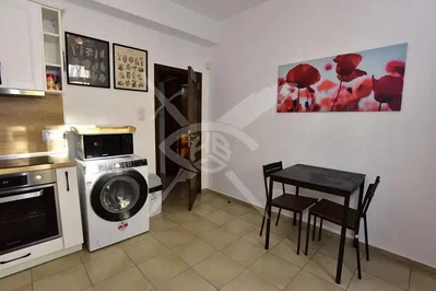 Kuhinja; kuhinjski aparati, pločice, prirodno svjetlo