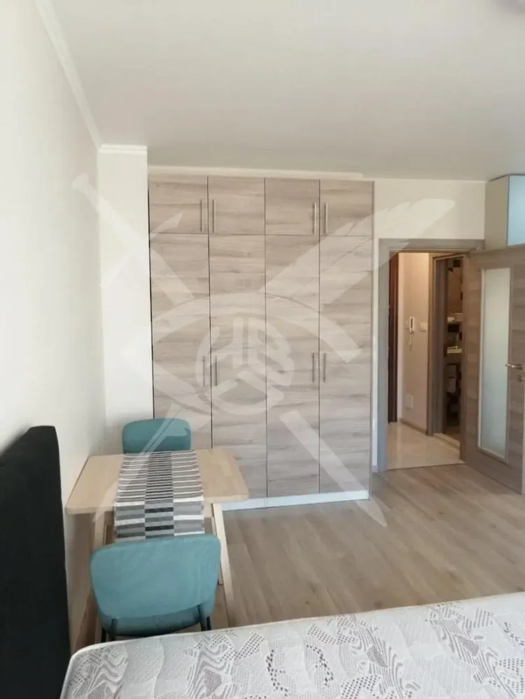 Spavaća soba; drveni pod, prirodno svjetlo, moderni stil