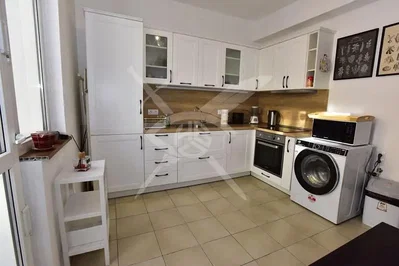 Kuhinja; kuhinjski aparati, pločice, prirodno svjetlo