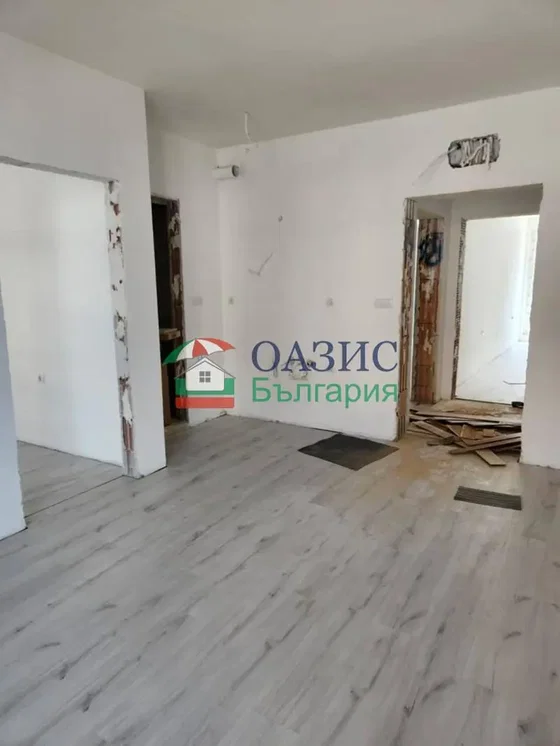 Друго; нуждае се от ремонт, естествена светлина
