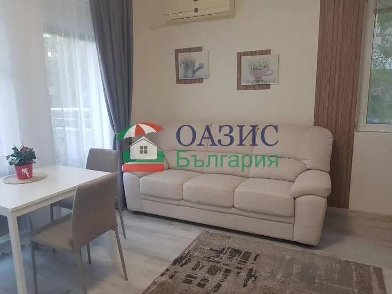 Salon; światło dzienne, podłoga drewniana