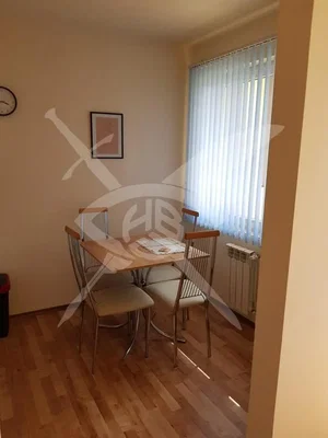 Kuhinja; drveni pod, prirodno svjetlo
