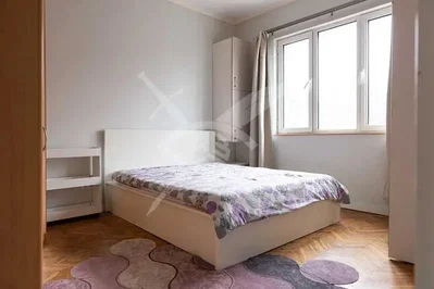 Spavaća soba; drveni pod, prirodno svjetlo