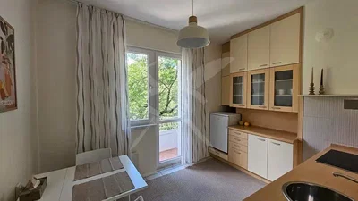 Kuhinja; pogled, kuhinjski aparati, prirodno svjetlo, moderni stil