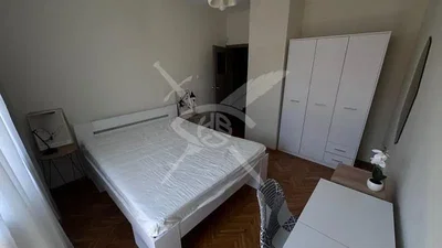 Spavaća soba; drveni pod, prirodna svjetlost