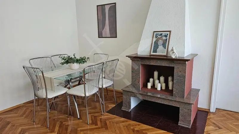 Dnevna soba; kamin, drveni pod, prirodno svjetlo