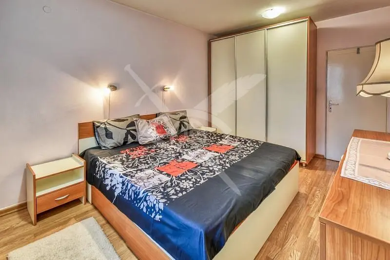 Schlafzimmer; holzboden, tageslicht