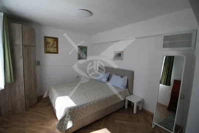 Spavaća soba; drveni pod, prirodno svjetlo, moderni stil