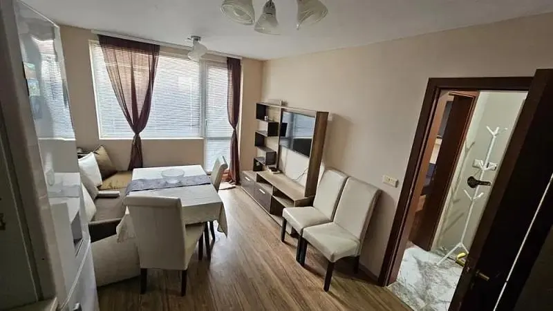 Salon; lumière naturelle, parquet