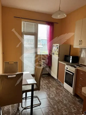 Kuhinja; kuhinjski aparati, pločice, prirodno svjetlo