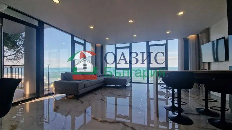 Salon; widok, podłoga z płytek, światło dzienne