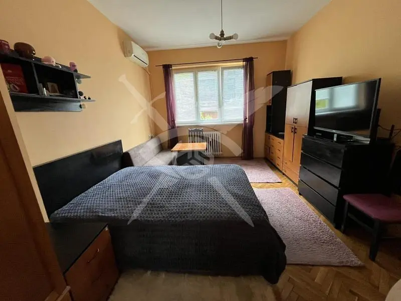 Spavaća soba; drveni pod, prirodno svjetlo, moderni stil