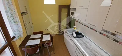 Kuhinja; pločice, kuhinjski aparati, prirodno svjetlo