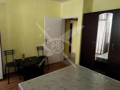 Ložnice; dřevěná podlaha, přirozené světlo