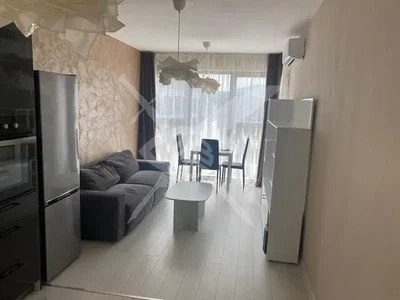Obývací pokoj; kuchyňské spotřebiče, přirozené světlo, moderní styl