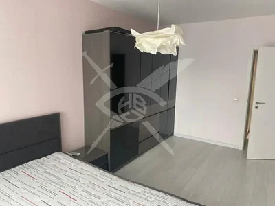 Ložnice; dřevěná podlaha, přirozené světlo