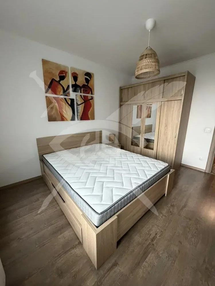 Ložnice; dřevěná podlaha, přirozené světlo