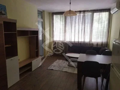 Obývací pokoj; dřevěná podlaha, přirozené světlo