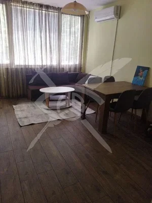 Obývací pokoj; dřevěná podlaha, přirozené světlo