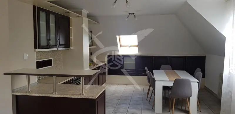 Kuhinja; kuhinjski aparati, pločice, prirodno svjetlo