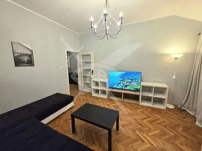 Dnevna soba; drveni pod, prirodno svjetlo