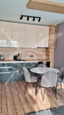Kuhinja; kuhinjski aparati, drveni pod, prirodno svjetlo, moderni stil