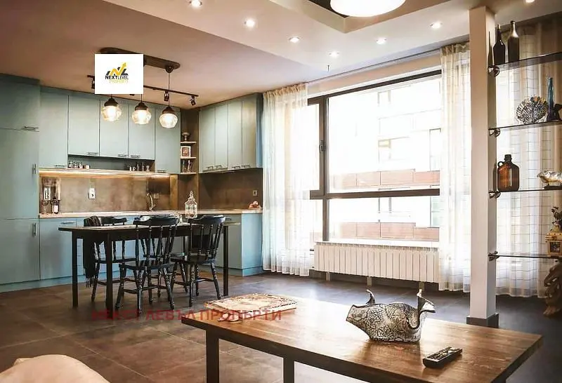 Kuhinja; kuhinjski aparati, prirodno svjetlo, moderni stil