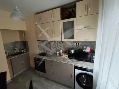 Kuhinja; kuhinjski aparati, pločice, potrebna renovacija